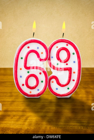 Compleanno di masterizzazione numero di candele 69 Foto Stock