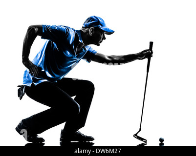 Un uomo golfista golf accovacciato in silhouette studio isolato su sfondo bianco Foto Stock