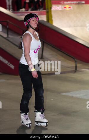 Rampworx Skatepark, Liverpool, Regno Unito. !St marzo, 2014. Jenna Downings da Barnsley competere nel legare serie roller contest. La serie cucita è una nuovissima serie di concorso per la presentazione di alcuni del mondo la maggior parte dei piloti elite in tutto il Regno Unito. Questo è il terzo anno della serie cucita con questa elite luogo ospita alcuni dei più grandi con i rollerblade concorsi nel corso dell'ultimo decennio. Credito: Mar fotografico/Alamy Live News Foto Stock