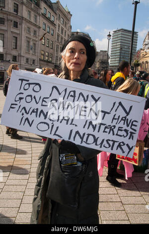 Londra, 1 marzo 2014. Londra marzo contro la corruzione governativa. Nella foto: una donna di cartellone accusa il governo di commerciale di clientelismo. Credito: Paolo Davey/Alamy Live News Foto Stock