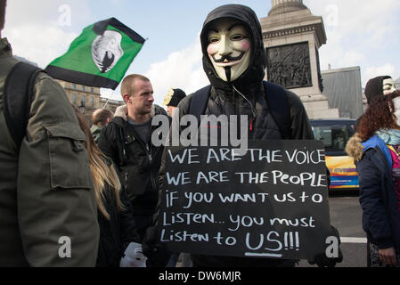 Londra, Regno Unito. 1 Marzo, 2014. Centinaia di protesta in tutto il mondo contro la corruzione governativa come loro assemblaggio in Trafalgar Square a Londra. Foto di vedere Li/Alamy Live News Foto Stock