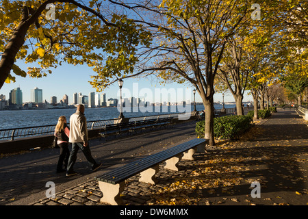 La Esplanade di Battery Park City con il fiume Hudson e New Jersey Skyline in background, NYC Foto Stock