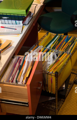 Cartelle colorate per file e carta da ufficio su un ripiano. Immagine di  sfondo Foto stock - Alamy