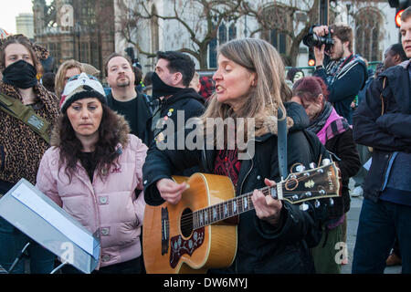 Londra, 1 marzo 2014. Londra marzo contro la corruzione governativa. Nella foto: una donna canta in piazza del Parlamento come la manifestazione richiama ad una estremità. Credito: Paolo Davey/Alamy Live News Foto Stock