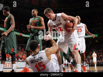 Marzo 12, 2006 - Charlottesville, Virginia, Stati Uniti - Virginia guard Joe Harris (12) aiuta da Virginia guard Malcolm Brogdon (15) durante un NCAA pallacanestro sabato Feb 24, 2014 in Charlottesville, VA. Virginia ha sconfitto Miami 65-40. (Credito Immagine: © Andrew Shurtleff/ZUMAPRESS.com) Foto Stock