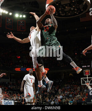 Marzo 12, 2006 - Charlottesville, Virginia, Stati Uniti - Miami avanti Erik Swoope (21) germogli accanto alla guardia di Virginia Justin Anderson (1) durante un NCAA pallacanestro sabato Feb 24, 2014 in Charlottesville, VA. Virginia ha sconfitto Miami 65-40. (Credito Immagine: © Andrew Shurtleff/ZUMAPRESS.com) Foto Stock