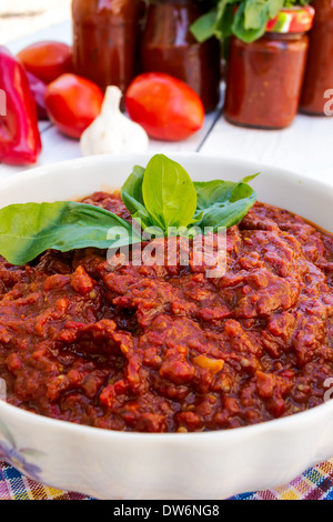 Ciotola di fresco chutney di cotto e di vasi riempiti con esso Foto Stock