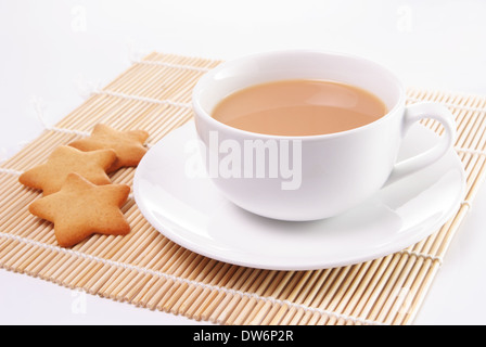 Tazza di Tè con latte a forma di cuore biscotti Foto Stock