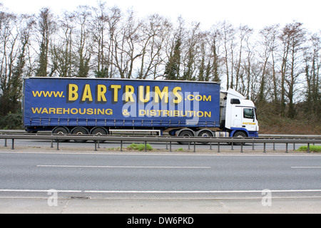 Un autocarro articolato che viaggiano lungo la A12 strada in Essex, Inghilterra Foto Stock