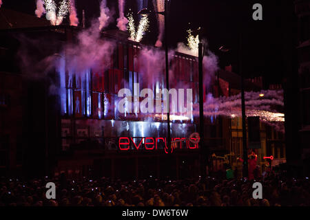 Liverpool, Regno Unito. 1 marzo 2014. Fuochi d'artificio sono lasciate fuori per festeggiare la riapertura di Liverpool Everyman Theatre. Credito: Adam Vaughan/Alamy Live News Foto Stock