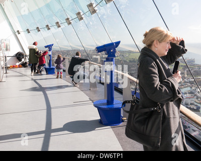 Il turista a godere la vista dal ponte di osservazione di Spinnaker Tower, Portsmouth Foto Stock