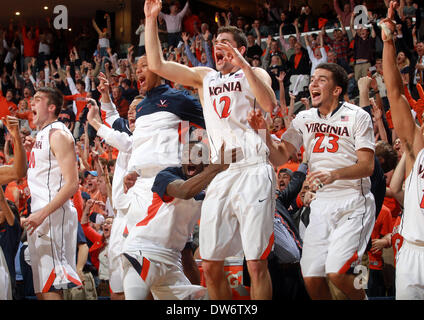 1 marzo 2014 - Charlottesville, Virginia, Stati Uniti - Virginia giocatori reagiscono nei secondi finali del 75-56 win su Siracusa per il titolo ACC Sabato 1 marzo 2014 in Charlottesville, VA. (Credito Immagine: © Andrew Shurtleff/ZUMAPRESS.com) Foto Stock