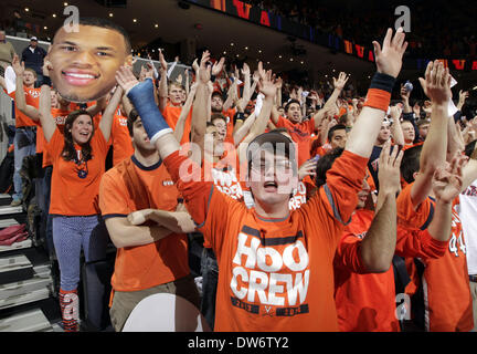 1 marzo 2014 - Charlottesville, Virginia, Stati Uniti - Virginia ventole reagiscono durante un NCAA pallacanestro sabato 1 marzo 2014 in Charlottesville, VA. Virginia sconfitto Siracusa 75-56. (Credito Immagine: © Andrew Shurtleff/ZUMAPRESS.com) Foto Stock