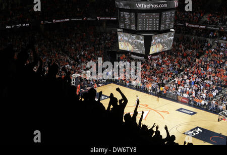 1 marzo 2014 - Charlottesville, Virginia, Stati Uniti - Virginia Siracusa ospitato presso la John Paul Jones Arena in un NCAA pallacanestro sabato 1 marzo 2014 in Charlottesville, VA. Virginia sconfitto Siracusa 75-56. (Credito Immagine: © Andrew Shurtleff/ZUMAPRESS.com) Foto Stock