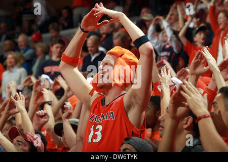 1 marzo 2014 - Charlottesville, Virginia, Stati Uniti - Virginia ventole reagiscono durante un NCAA pallacanestro sabato 1 marzo 2014 in Charlottesville, VA. Virginia sconfitto Siracusa 75-56. (Credito Immagine: © Andrew Shurtleff/ZUMAPRESS.com) Foto Stock