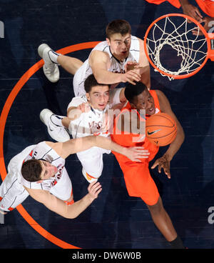 Marzo 15, 2006 - Charlottesville, Virginia, Stati Uniti - Siracusa avanti Rakeem Natale (25) è circondato da Virginia guard Joe Harris (12), Virginia guardia Perrantes Londra (23) e Virginia avanti/centro Mike Tobey (10) durante un NCAA pallacanestro sabato 1 marzo 2014 in Charlottesville, VA. Virginia sconfitto Siracusa 75-56. (Credito Immagine: © Andrew Shurtleff/ZUMAPRESS.com) Foto Stock