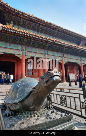 Statua di tartaruga e architettura storica nella Città Proibita di Pechino, Cina. Foto Stock