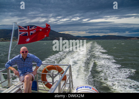 Un passeggero sul museo di nuova e vecchia arte traghetto sul fiume Derwent a Hobart in Tasmania Foto Stock