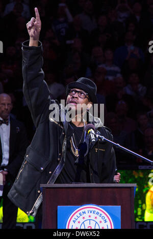 Philadelphia, Pennsylvania, USA. 1 marzo 2014: ex 76ers Allen Iverson fino punti mentre al suo jersey cerimonia di pensionamento durante il tempo di emisaturazione del gioco NBA tra il Washington Wizards e la Philadelphia 76ers presso la Wells Fargo Center di Philadelphia, Pennsylvania. (Christopher Szagola/Cal Sport Media) Credito: Cal Sport Media/Alamy Live News Foto Stock