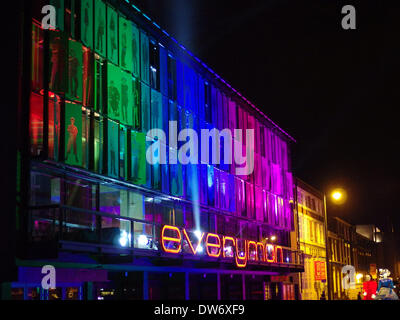 Liverpool, Regno Unito. 1 marzo 2014. Il Everyman Theatre ha riaperto la sera del sabato, 1 marzo 2014, a Liverpool dopo una lanterna sfilata attraverso il centro della citta'. È stato chiuso per due anni e mezzo per il risanamento con denaro fron la lotteria nazionale Fund, Fondo europeo di sviluppo regionale e il nord ovest agenzia per lo sviluppo regionale. La parte anteriore del teatro era illuminato con luci di colore differente, il famoso rosso segno Everyman è stata illuminata e fuochi d'artificio erano impostate su off dal tetto per la finale. Credito: Pak Hung Chan/Alamy Live News Foto Stock