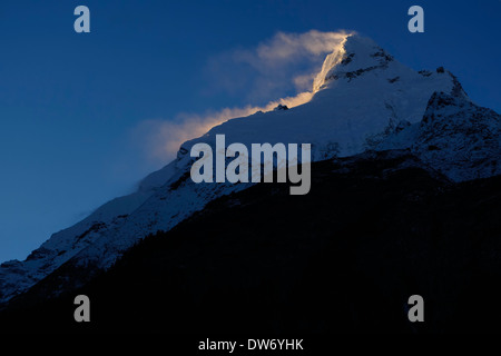 Essendo la neve soffiata via uno dei picchi del Ganesh Himal, una sub-gamma di Himalayan mountain range, Nepal. Foto Stock