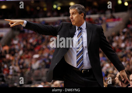 Philadelphia, Pennsylvania, USA. 1 marzo 2014: Washington Wizards head coach Randy Wittman in azione durante il gioco NBA tra il Washington Wizards e la Philadelphia 76ers presso la Wells Fargo Center di Philadelphia, Pennsylvania. La Wizards ha vinto 122-103. (Christopher Szagola/Cal Sport Media) Credito: Cal Sport Media/Alamy Live News Foto Stock