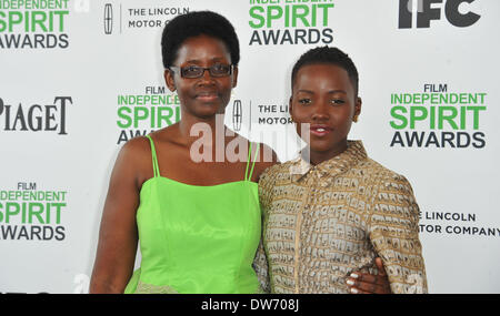 Los Angeles, California, USA. 1 marzo 2014. Lupita Nyong'o che frequentano il film 2014 Lo Spirito indipendente Awards tenutosi presso la spiaggia di Santa Monica a Santa Monica, California il 1 marzo 2014. 2014(Immagine di credito: © D. lunga/Globe foto/ZUMAPRESS.com) Credito: ZUMA Press, Inc./Alamy Live News Foto Stock