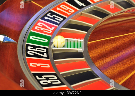 Immagine con un casinò roulette con la palla sul numero zero Foto Stock