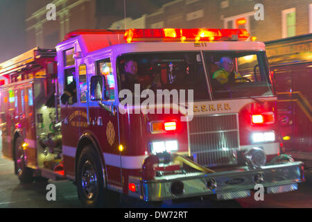 1 marzo 2014 - Huntington, New York, Stati Uniti - Un grande incendio divampa nel cuore del villaggio di Huntington, su New York Avenue. I vigili del fuoco provenienti da molte città vicine di contea di Suffolk, Long Island, ed enormi nuvole di fumo illuminato il cielo notturno per blocchi. Credito: Ann e Parry/Alamy Live News Foto Stock