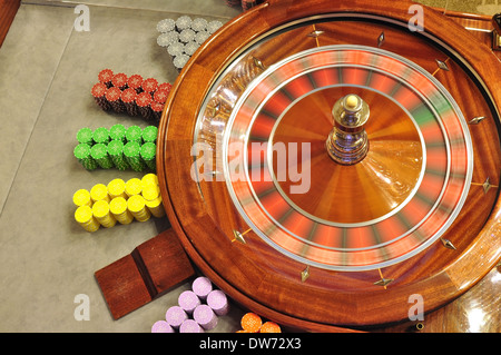 Immagine con un casino roulette che gira la ruota con la palla Foto Stock