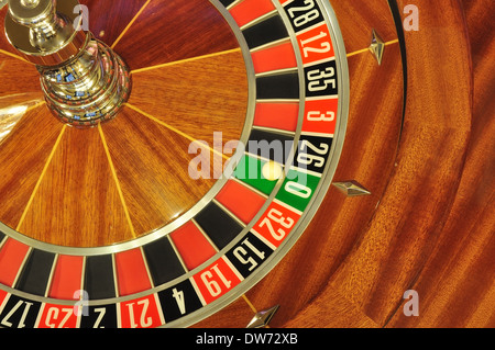 Immagine con un casinò roulette con la palla sul numero zero Foto Stock