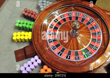 Immagine con un casinò roulette con la palla sul numero zero Foto Stock