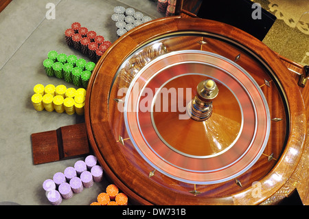 Immagine con un casino roulette che gira la ruota con la palla Foto Stock