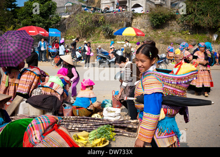 Un fiore ragazza Hmong a Bac Ha Mercato di Bac Ha, Vietnam. Foto Stock