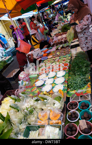 Bancarelle di ortaggi a Kuching domenica mattina mercato Foto Stock