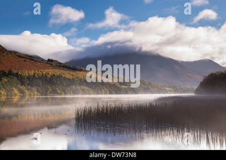 Brume oltre Loweswater su una bella mattina autunnale, Lake District, Cumbria, Inghilterra. In autunno (Novembre) 2013. Foto Stock