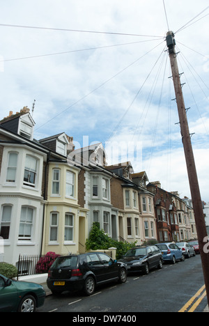 Uscire da una strada residenziale in inglese il lato mare città di trattare nel Kent, Regno Unito. Foto Stock
