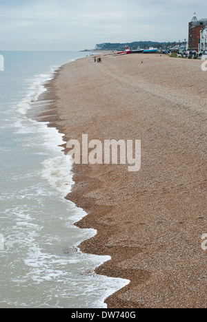 Il mare lambisce la spiaggia di ciottoli vicino alla località costiera inglese di trattare nel Kent. Foto Stock
