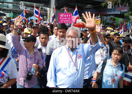 Bangkok, Tailandia. 2 Mar 2014. Thai governo anti-leader di protesta Suthep Thaugsuban (C) e sostenitori rally al Lumpini Park a Bangkok, Thailandia, Marzo 2, 2014. Suthep Thaugsuban venerdì notte ha annunciato il funzionamento di paralizzare la capitale Bangkok, che ha durato da Gen 13, verrà terminata il 3 marzo. Credito: Rachen Sageamsak/Xinhua/Alamy Live News Foto Stock