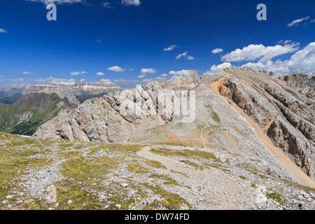 Paesaggio estivo di Costabella cresta dal monte Compagnaccia, Trentino, Italia Foto Stock