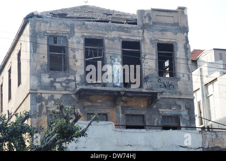 Graffiti sulle pareti di un edificio abbandonato accanto al mercato Carmel di Tel Aviv, Israele. Foto Stock