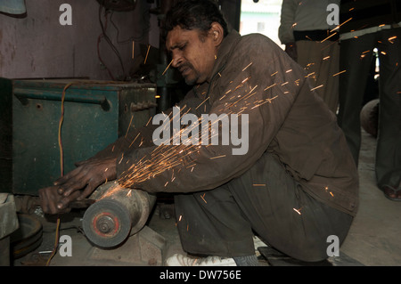 1 Indian uomo al lavoro in fabbrica Foto Stock