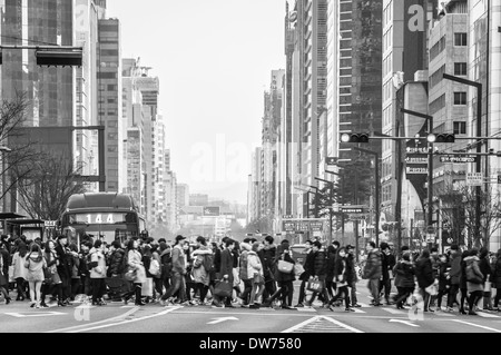 Pedoni di attraversare la strada nel quartiere di Gangnam di Seoul, Corea del Sud. Foto Stock