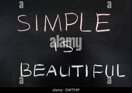 Semplice è belle parole scritte sulla lavagna Foto Stock