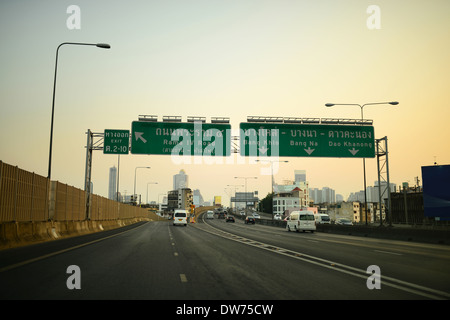 Il traffico su autostrada a Bangkok Foto Stock