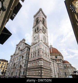 Firenze - la meravigliosa cattedrale con la torre campanaria e la cupola Foto Stock