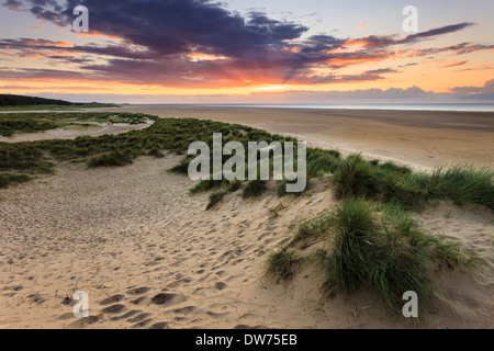 Tramonto su Holkham Bay sulla Costa North Norfolk Foto Stock