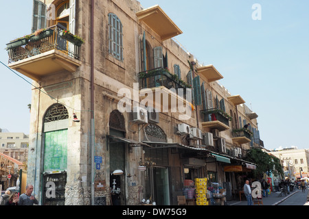 Stretto edificio di appartamenti sopra negozi di Jaffa, Yafo Foto Stock