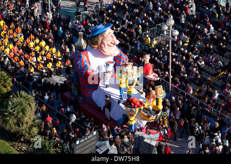 Sfilata di Carnevale di Nizza sulla famosa Promenade des Anglais nel 2014. Nizza, Alpi Marittime, Costa Azzurra, Francia. Foto Stock