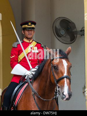 Royal Guard presso il Palazzo Reale di Kuala Lumpur in Malesia. Foto Stock